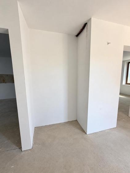 Casă individuală cu 5 camere cu Teren 348 Mp în Periferie