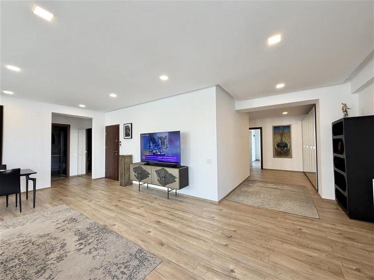 Apartament cu 3 camere decomandat, mobilat în Herăstrău