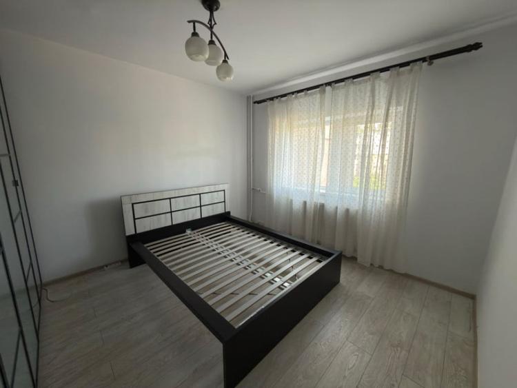 Apartament cu 3 camere semidecomandat în Mărășești
