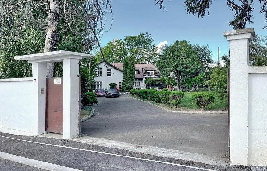 Casă individuală cu 7 camere cu Canalizare în Baciu