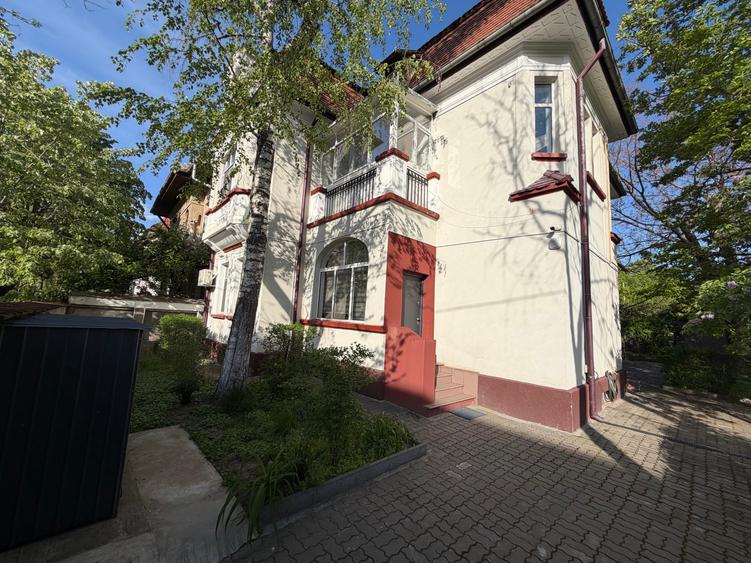 Casă cu 8 camere cu Canalizare în Cotroceni