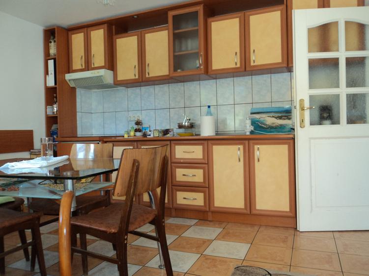 Casă cu 5 camere cu Garaj în Bujoreni