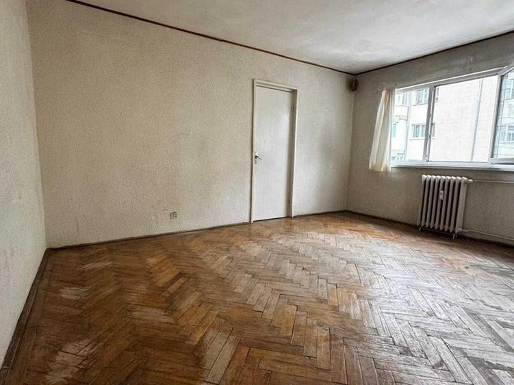 Apartament cu 3 camere semidecomandat în George Enescu