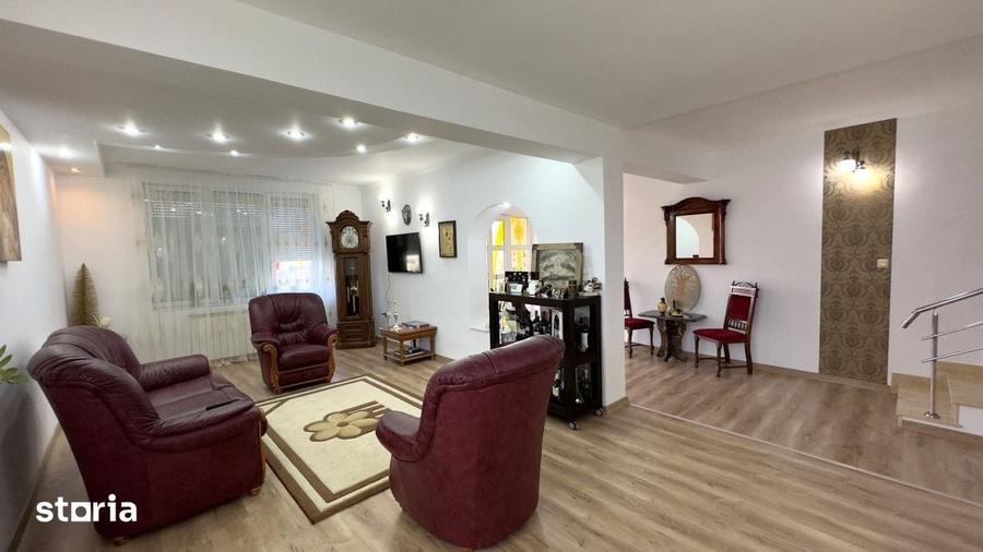 Casă cu 5 camere cu Teren 1010 Mp în Central