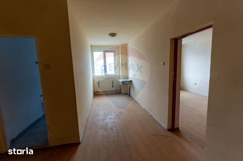 Spațiu comercial, de 3,700 mp, în Petros