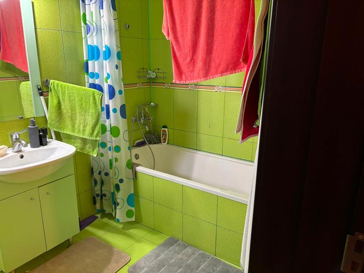 Apartament cu 3 camere decomandat în Periferie