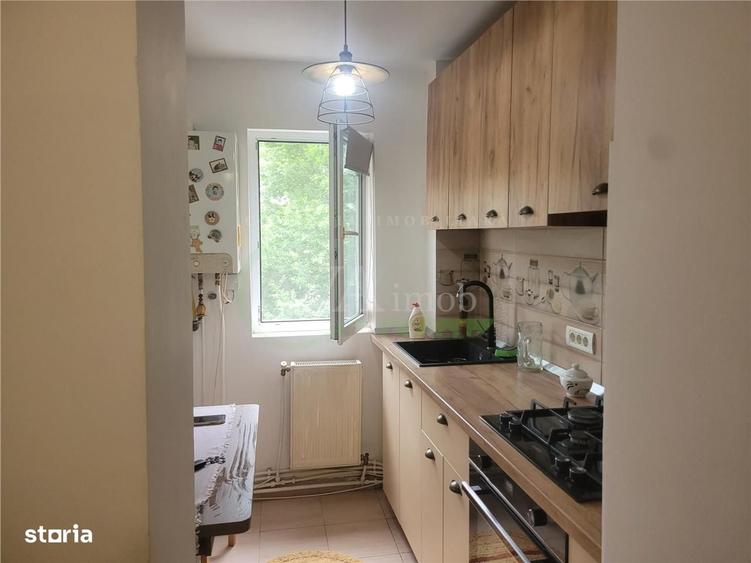 Apartament cu 3 camere semidecomandat în Brătești