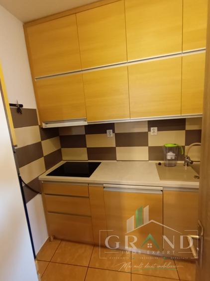 Apartament cu 3 camere semidecomandat, mobilat în Semicentral