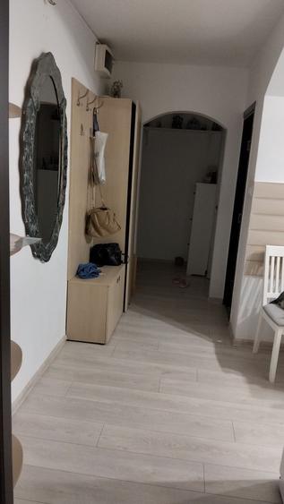 Apartament cu 3 camere semidecomandat, mobilat în Lipovei