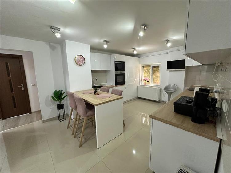 Apartament cu 3 camere decomandat, mobilat în Central