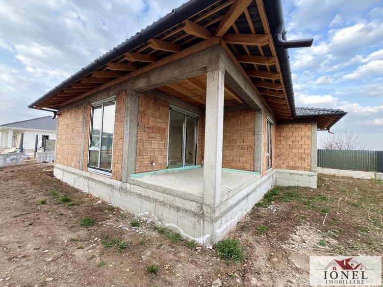 Casă individuală cu 4 camere cu Canalizare în Est