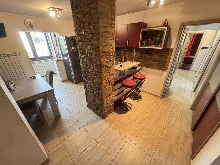 Apartament cu 3 camere decomandat, mobilat în Casa de Cultură
