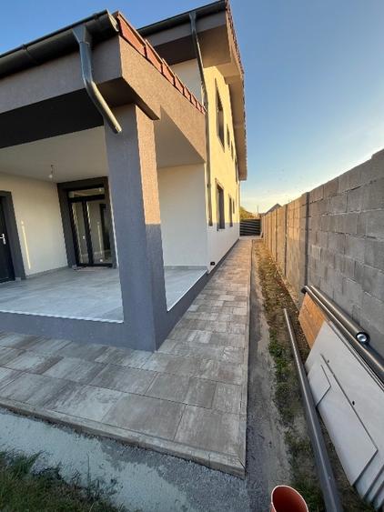 Duplex cu 4 camere cu Canalizare în Moșnița Veche