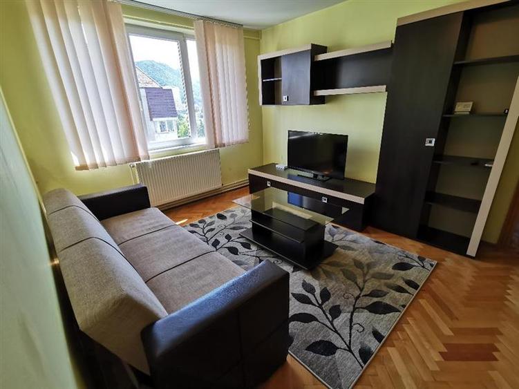 Apartament cu 2 camere semidecomandat, mobilat în Centrul Civic