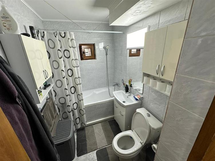 Apartament cu 4 camere decomandat, mobilat în Nicolina