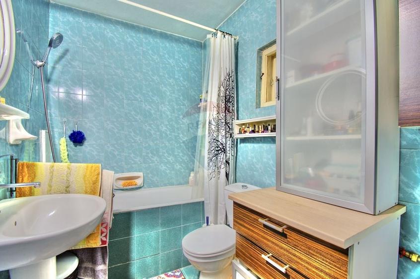 Casă cu 7 camere cu Teren 800 Mp în Central