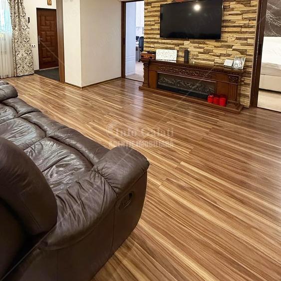 Apartament cu 6 camere decomandat în Faleză