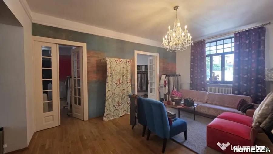 Apartament cu 5 camere decomandat în Moșilor