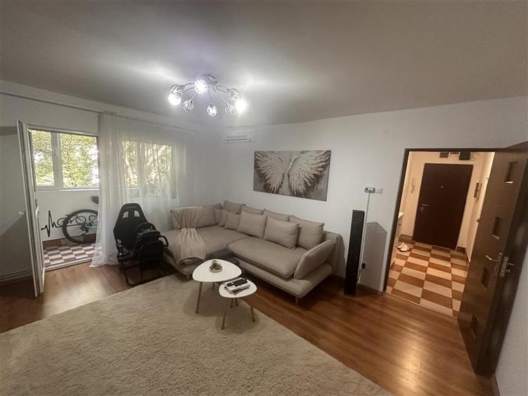 Apartament cu 3 camere decomandat, mobilat în Dâmbovița