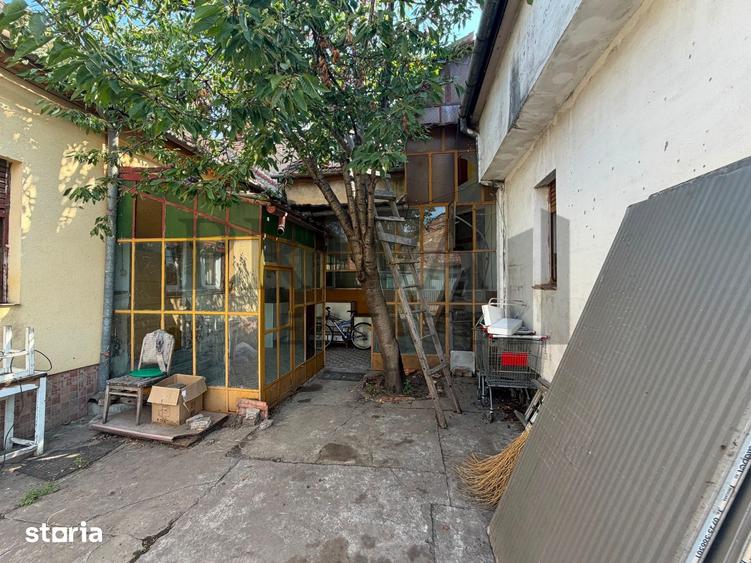 Casă cu 8 camere cu Teren 908 Mp în Steaua