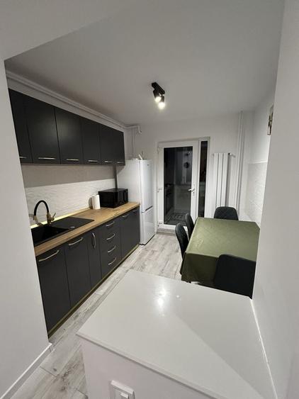 Apartament cu 3 camere decomandat în Exterior Vest