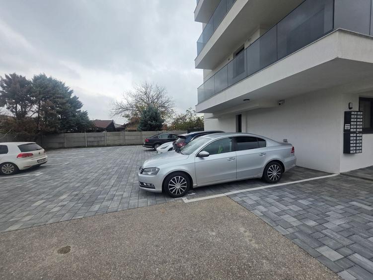 Apartament cu 3 camere semidecomandat în Colentina