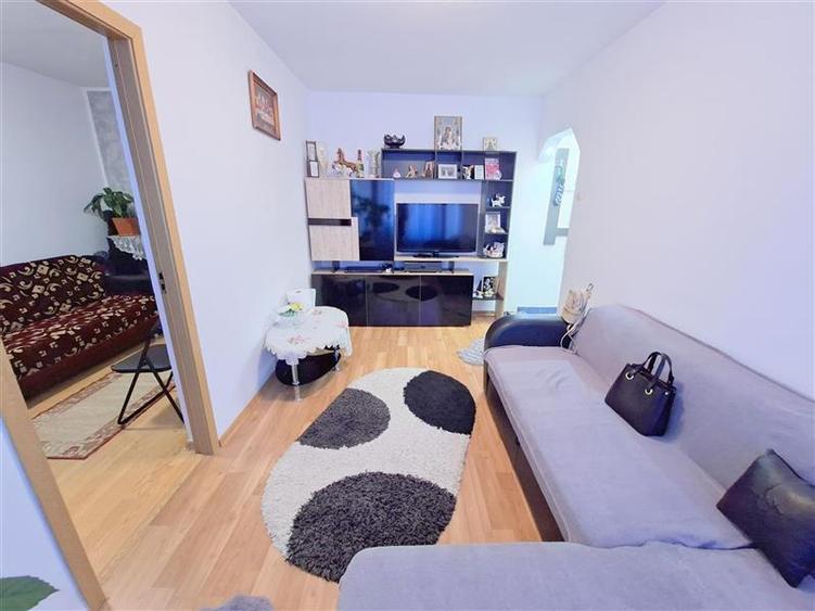 Apartament cu 3 camere nedecomandat în 9 Mai