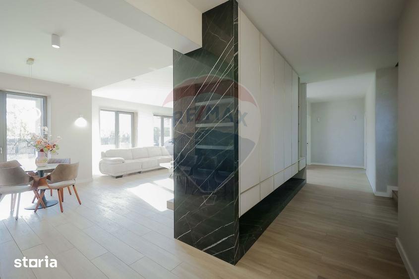 Casă cu 8 camere cu Teren 1100 Mp în Sânmartin