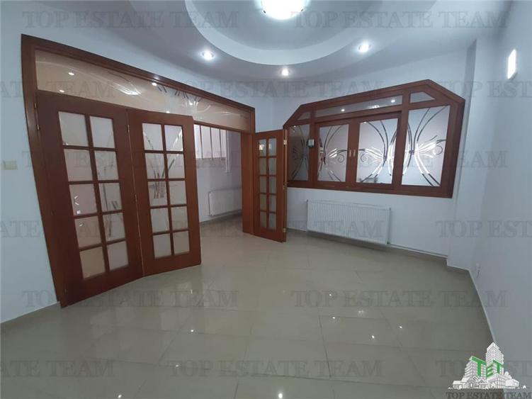 Casă individuală cu 9 camere cu Teren 365 Mp în Tineretului