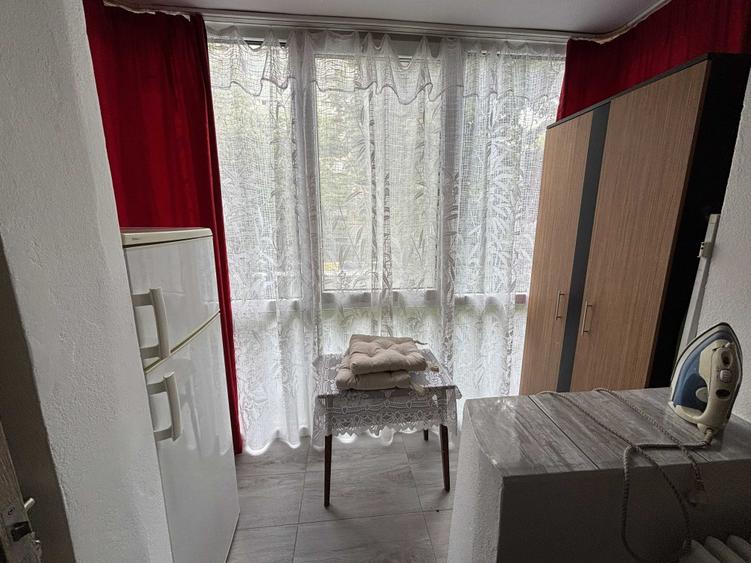 Apartament cu 3 camere semidecomandat în Dacia