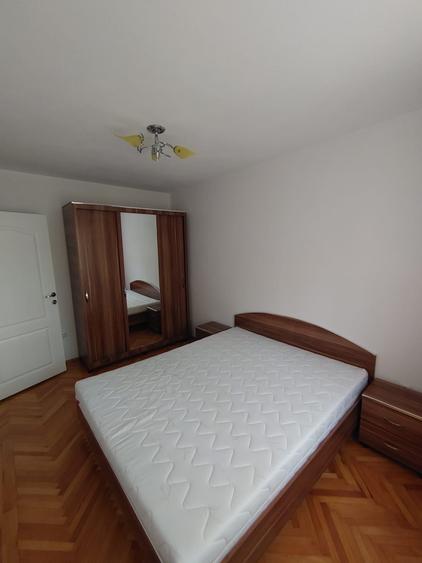 Apartament cu 3 camere semidecomandat în Central