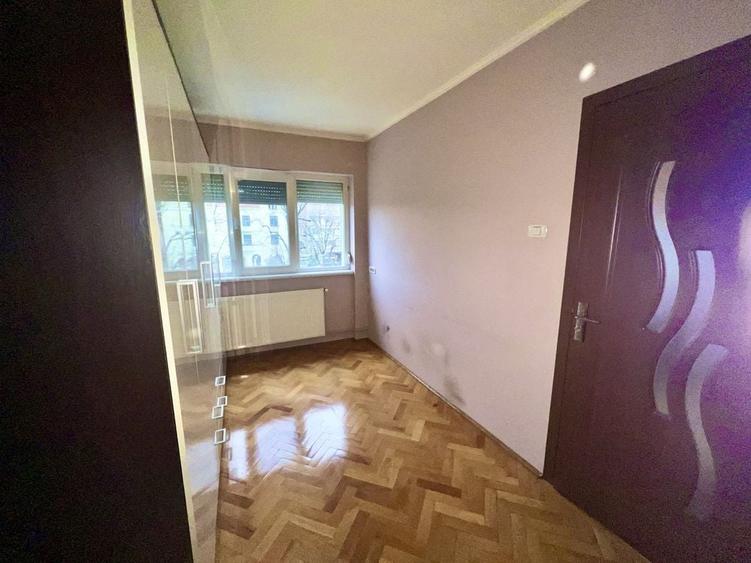 Apartament cu 3 camere semidecomandat în Podgoria
