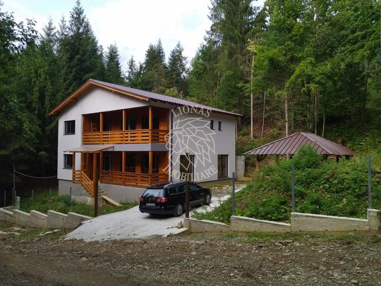 Casă individuală cu 8 camere cu Canalizare în Colibița