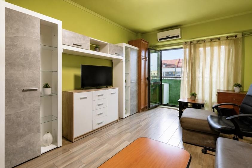 Apartament cu 4 camere decomandat, mobilat în Tineretului