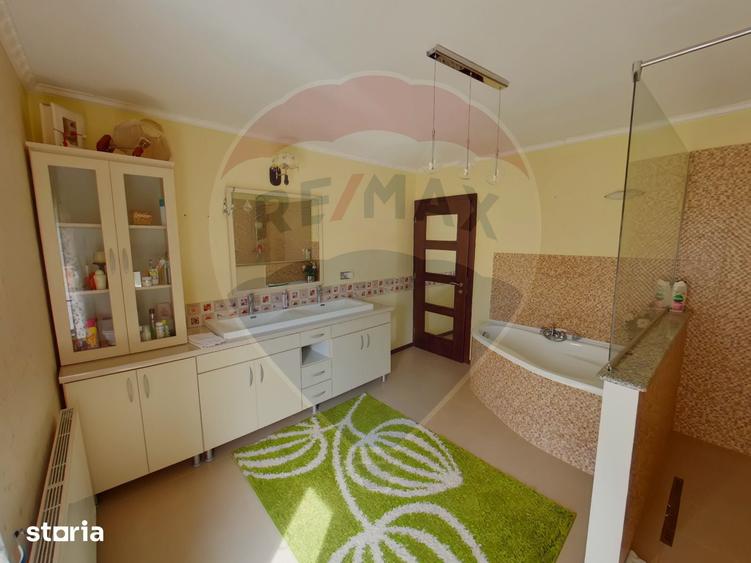 Casă cu 6 camere cu Teren 1505 Mp în Central