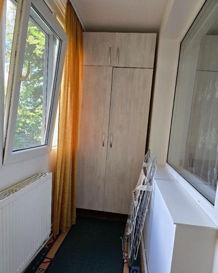 Apartament cu 3 camere semidecomandat, mobilat în 1 Mai