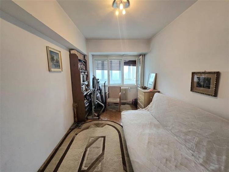 Apartament cu 3 camere decomandat în 1 Mai
