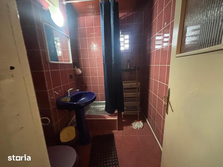 Apartament cu 3 camere semidecomandat în Podu Roș