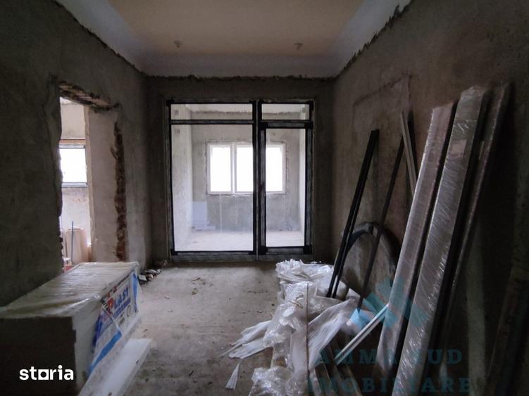 Casă cu 10 camere cu Teren 700 Mp în Furnica
