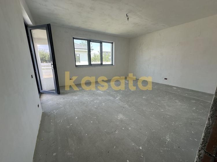 Casă cu 4 camere cu Teren 400 Mp în Domnești