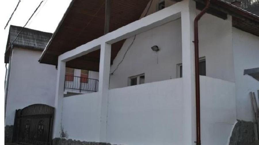 Casă individuală cu 6 camere cu Teren 4835 Mp în Robești