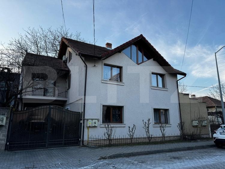 Casă individuală cu 9 camere cu Canalizare în Cetate