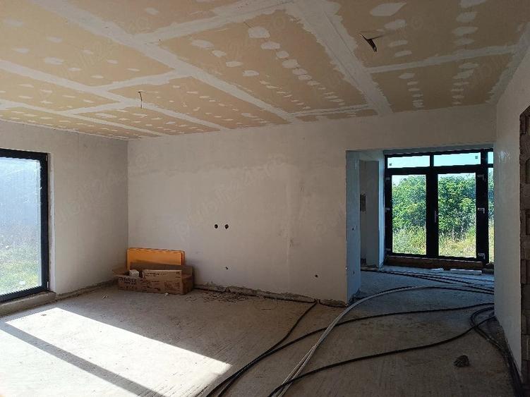 Casă cu 2 camere cu Teren 1600 Mp în Gottlob