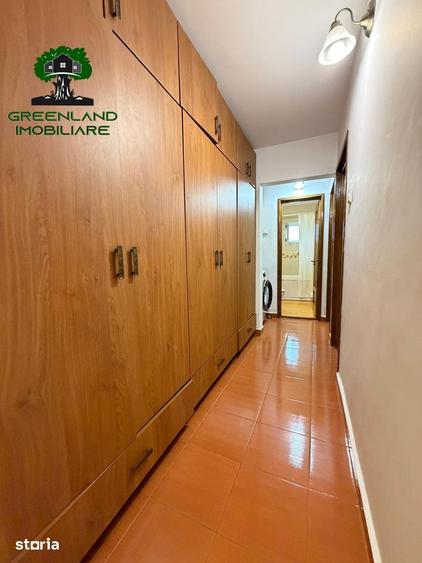 Apartament cu 3 camere decomandat în Nicolina