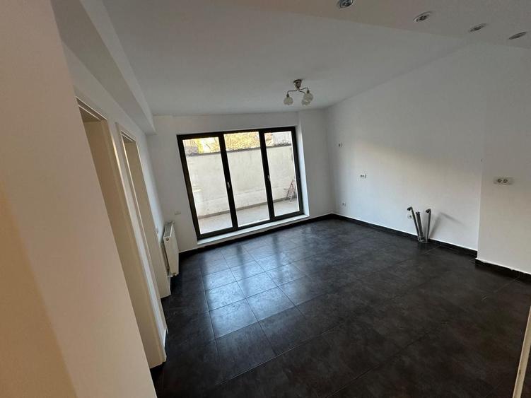 Apartament cu 4 camere semidecomandat în Capitale