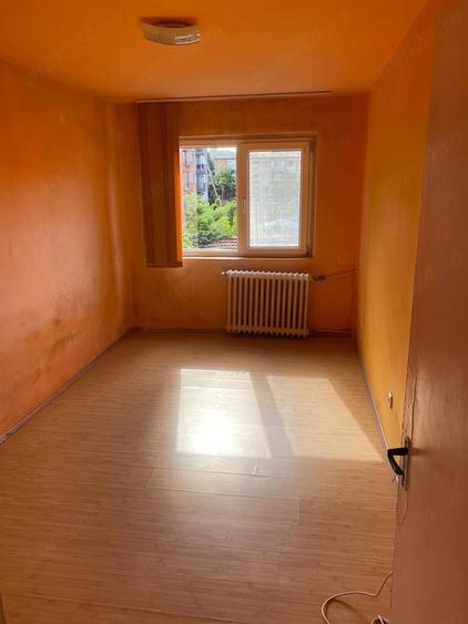 Apartament cu 3 camere semidecomandat în Șagului
