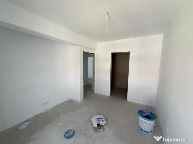 Apartament cu 4 camere semidecomandat în Florești