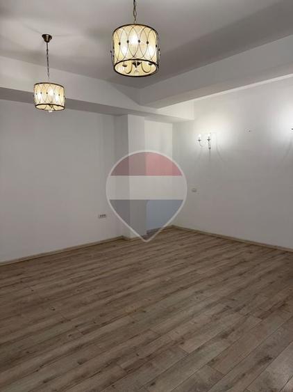 Birou, de 34 mp, în Central