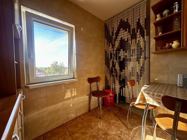 Apartament cu 3 camere decomandat, mobilat în Dâmbovița