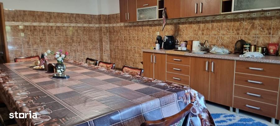 Casă cu 7 camere cu Teren 5000 Mp în Căteasca